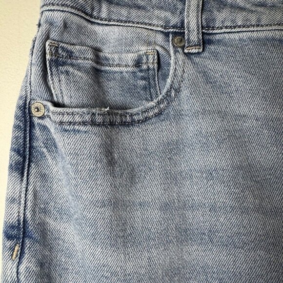 American Eagle High Rise Mom Jeans Straight Leg Light Wash Stretch US 12 Regular - Picture 5 of 13